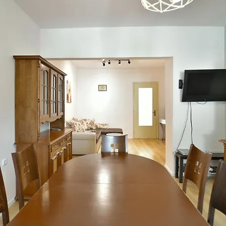 Apartment Budget 2br Location *