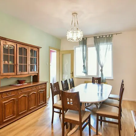 Apartment Budget 2br Location *